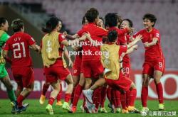 bsports体育-足球场上女团队斗志昂扬，勇往直前攻关夺胜