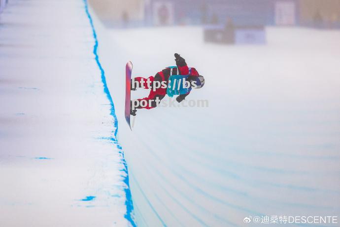 高山滑雪选手飞驰雪道速度突破极限